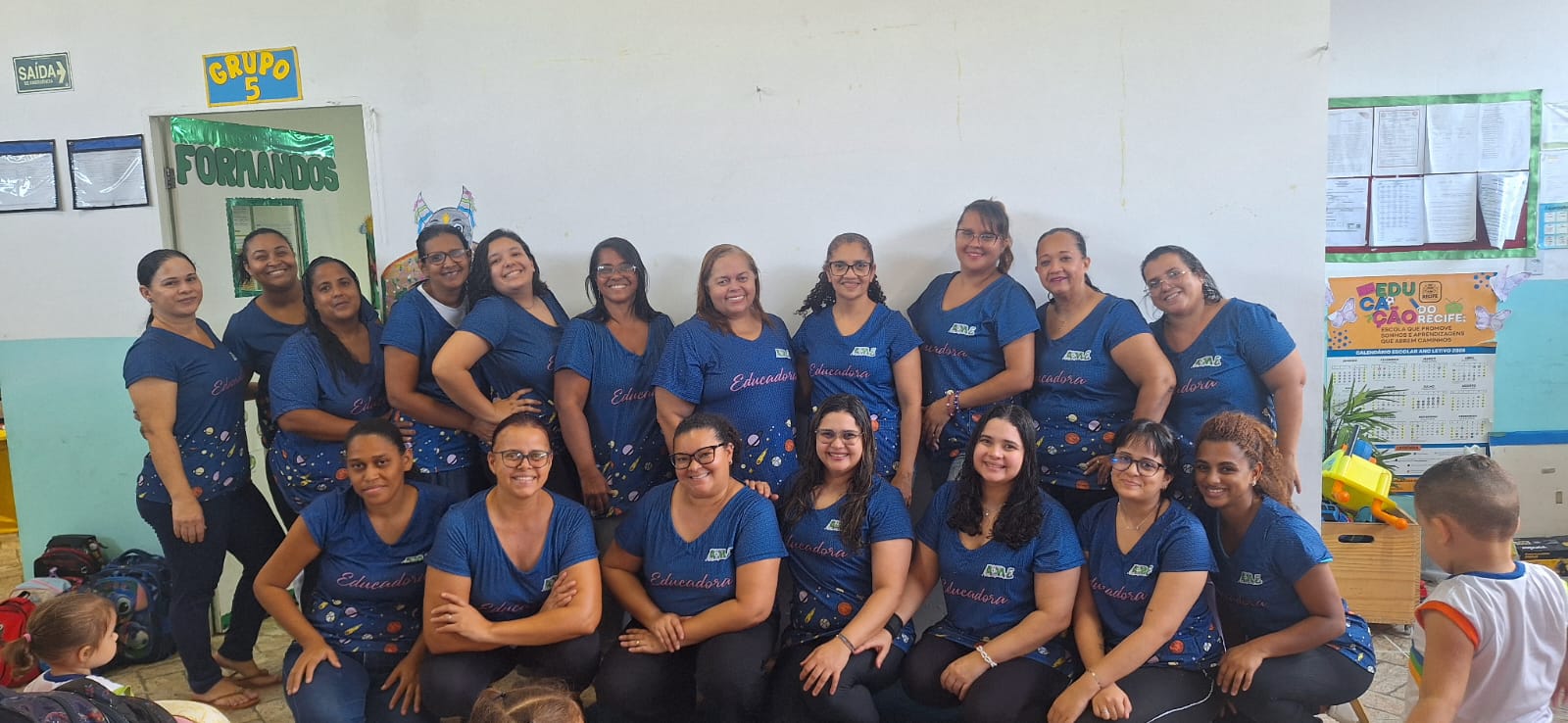 Equipe de colaboradoras do Amor e Esperança reunida em uma sala da instituição.