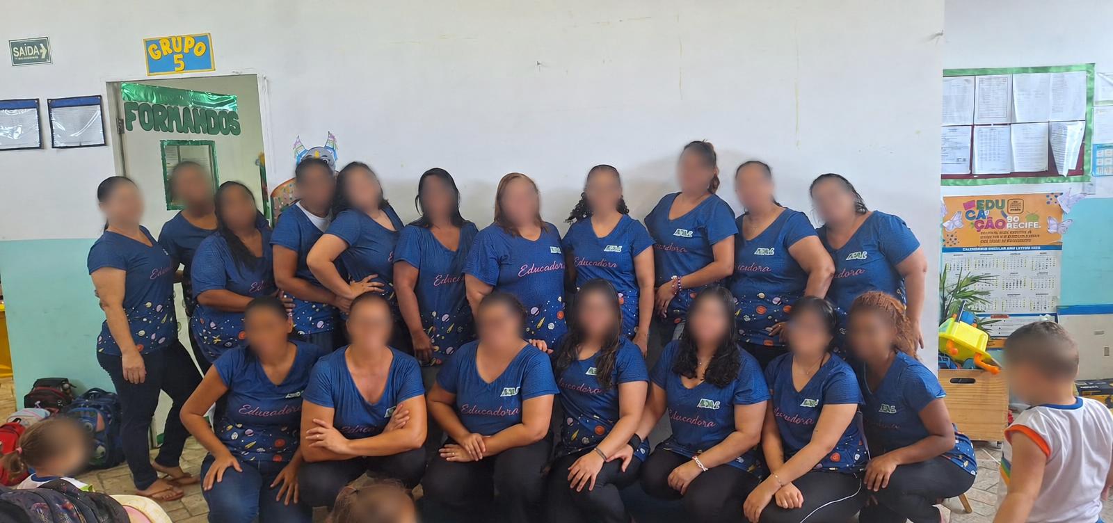 Equipe de colaboradores reunida em uma sala da instituição.